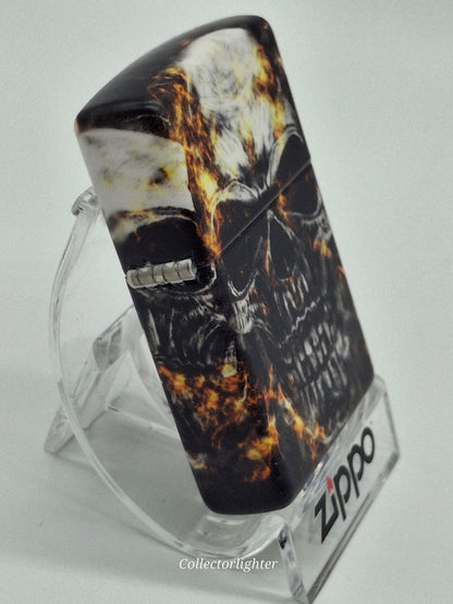 Zippo Smokey Skulls Design 60006136, linke Seitenansicht mit Scharnier und umlaufendem Totenkopfmotiv