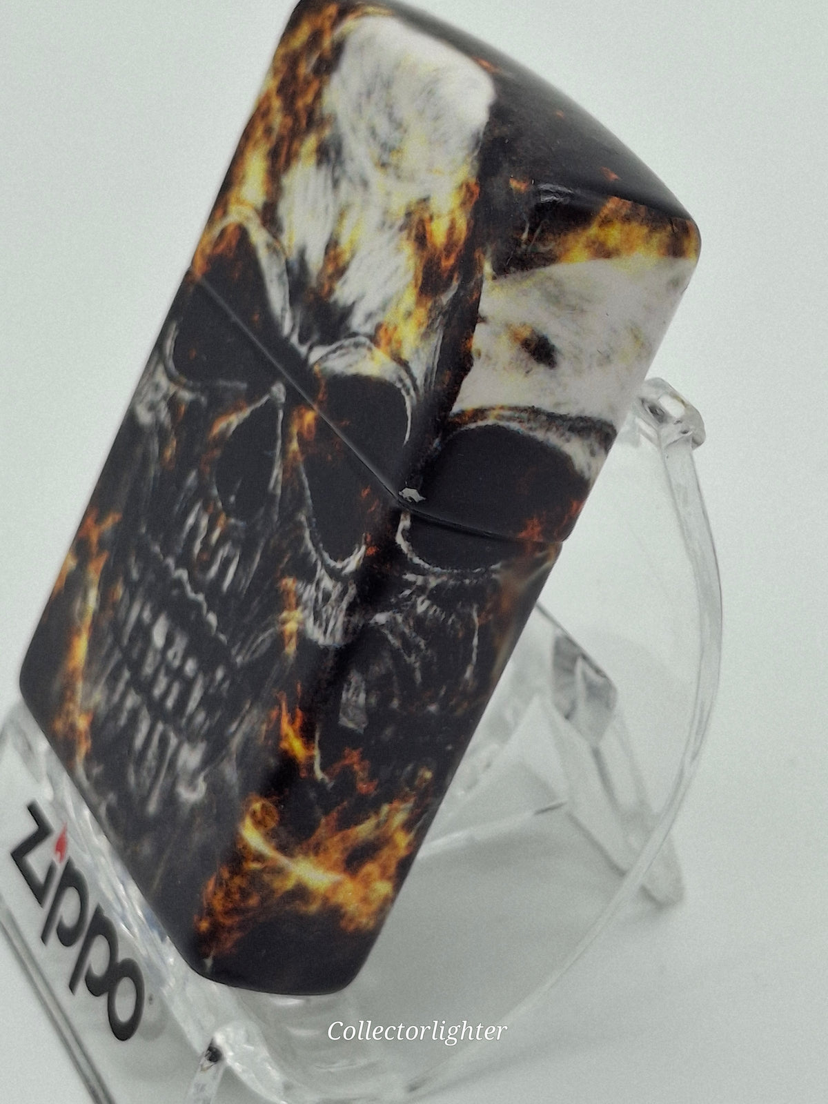 Zippo Smokey Skulls Design 60006136, rechte Seitenansicht mit Totenkopf- und Flammenmotiv