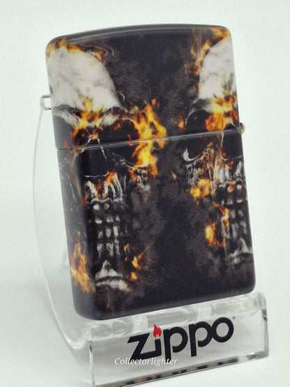 Rückseite des Zippo Smokey Skulls Design 60006136 mit zwei Totenköpfen und Flammen auf dunklem Hintergrund