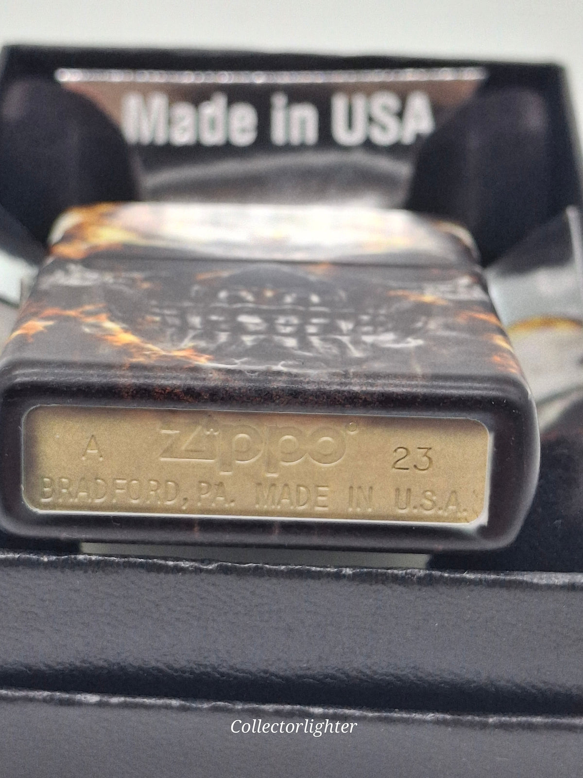 Bodenprägung des Zippo Smokey Skulls Design 60006136 mit Zippo-Logo und „Made in U.S.A.“