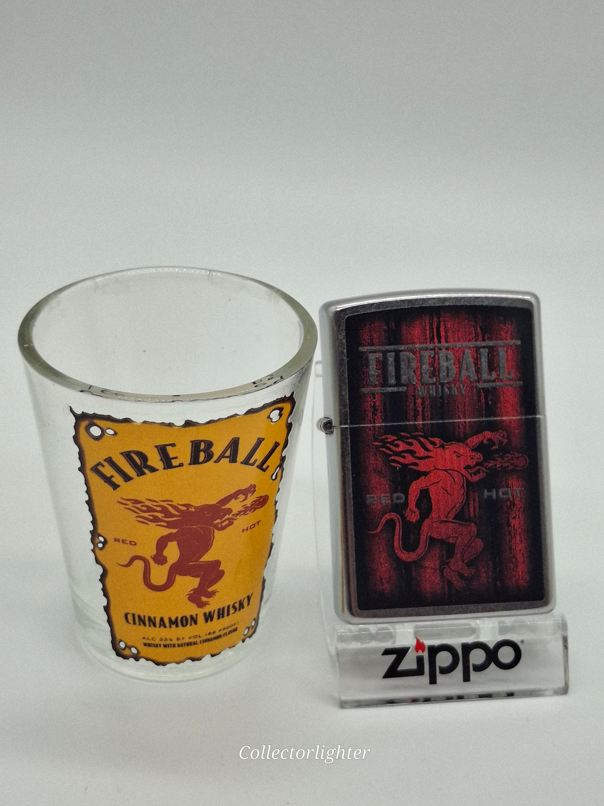 Zippo Fireball Feuerzeug und Schnapsglas 60005682 nebeneinander mit Fireball-Schriftzug und Drachenmotiv
