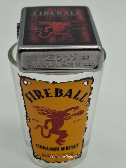Bodenprägung des Zippo Fireball Feuerzeugs 60005682 mit Zippo-Logo und „Made in U.S.A.“ über dem Schnapsglas