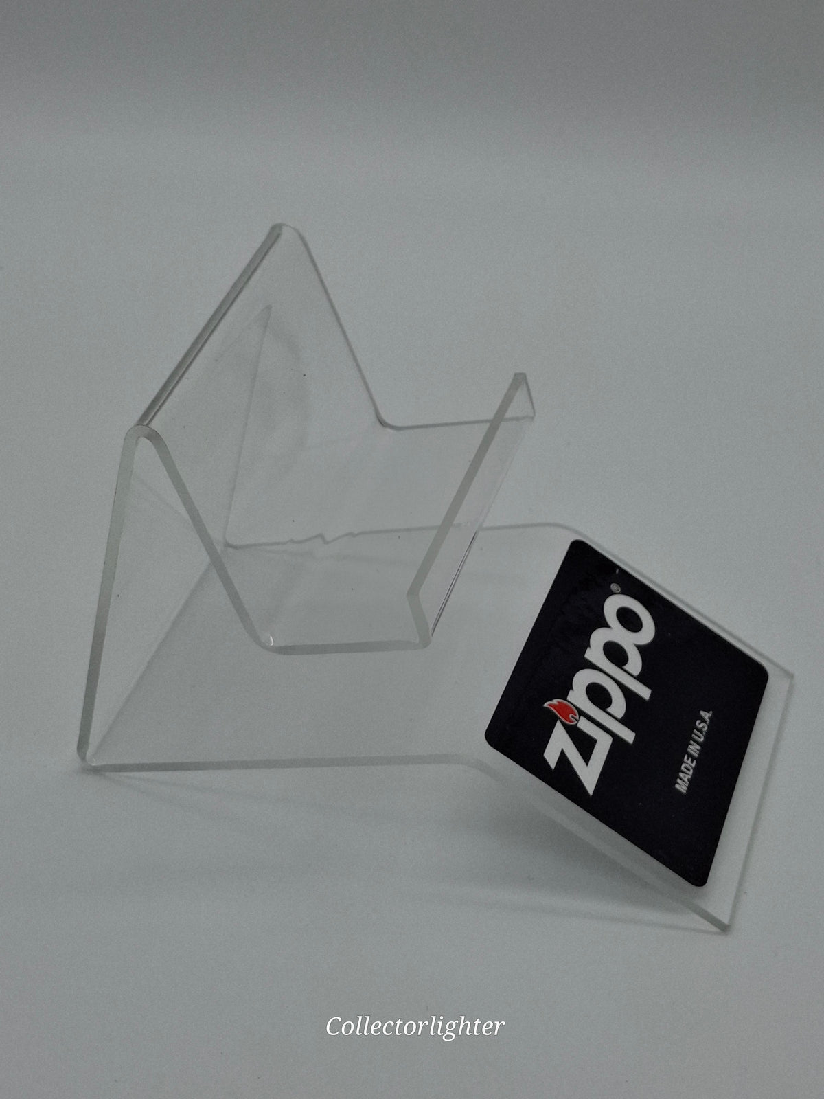 Zippo Single Vehicle Display 2000458, Seitenansicht mit schräger Auflage und Haltekante