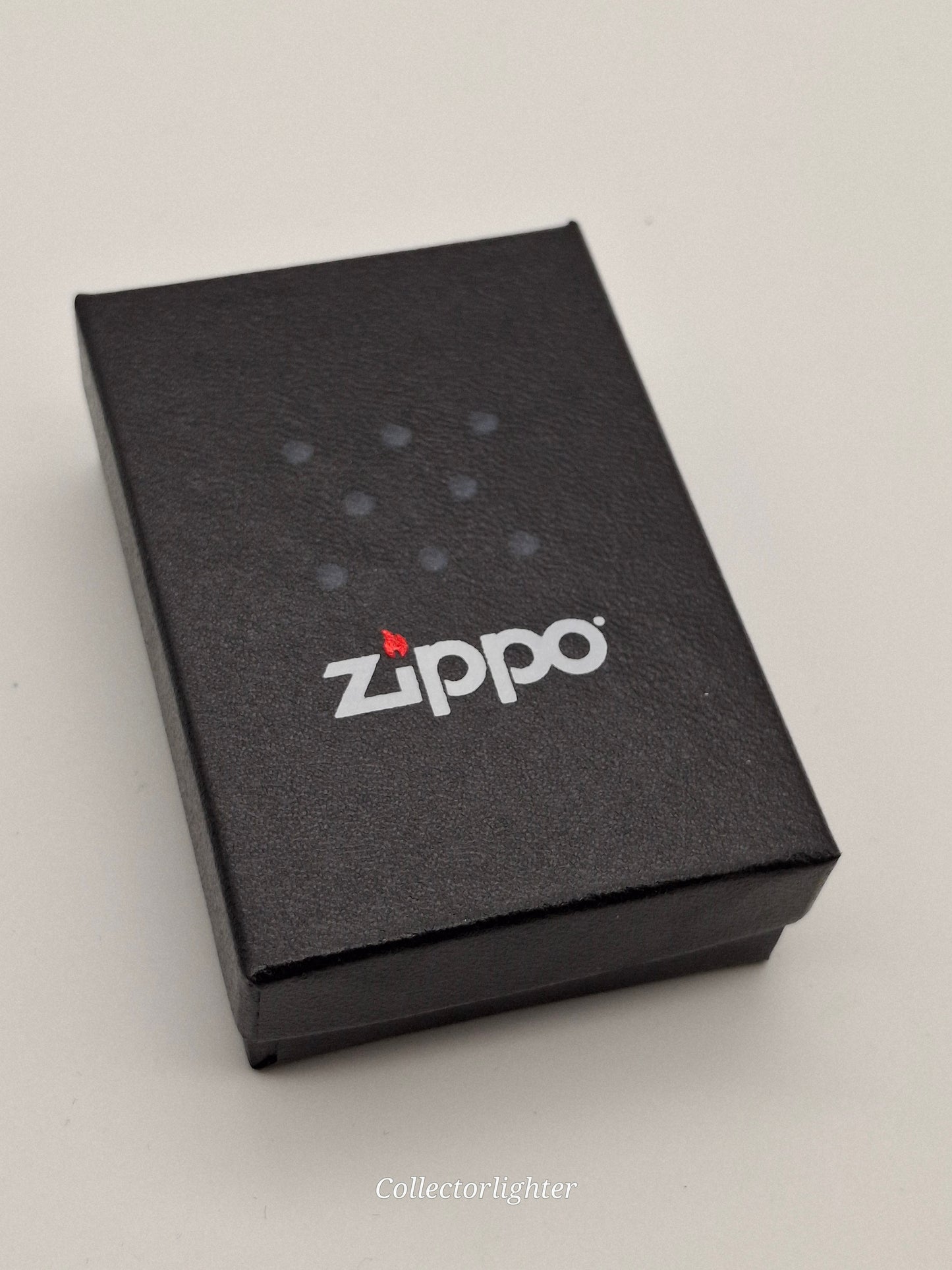 Encendedor de gasolina Zippo con logotipo de llama 60005111